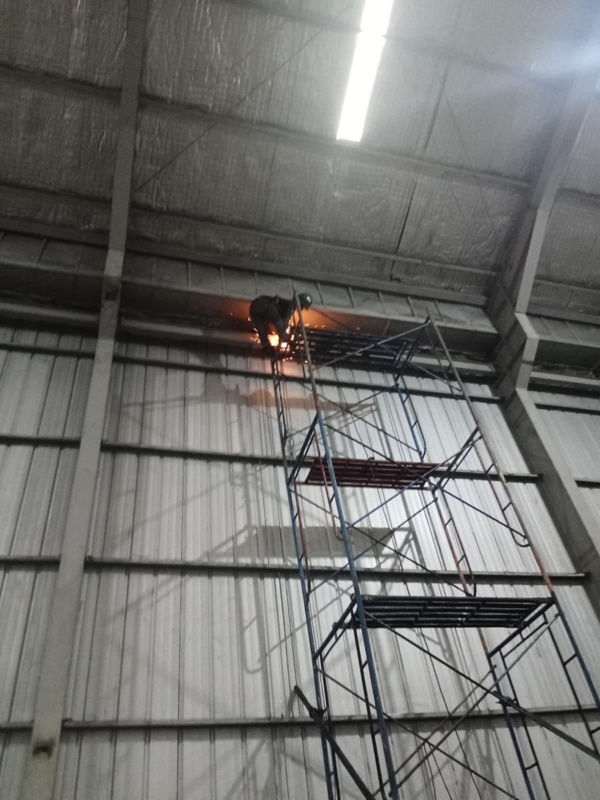 Konstruksi bangunan industri dan pergudangan di Cikarang