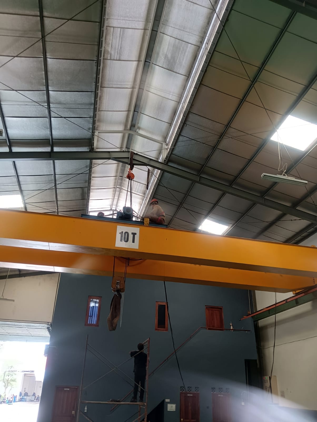 Pemasangan sistem hoist crane untuk fasilitas produksi pabrik di Cikarang
