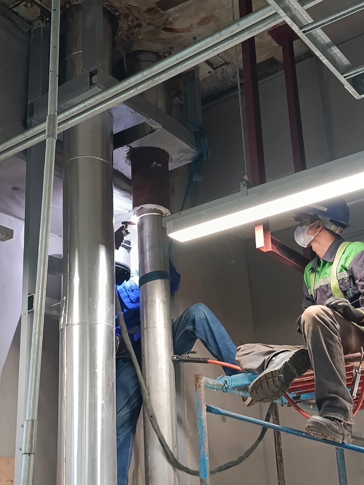 Pengerjaan pipeline untuk distribusi fluida di kawasan industri Jababeka